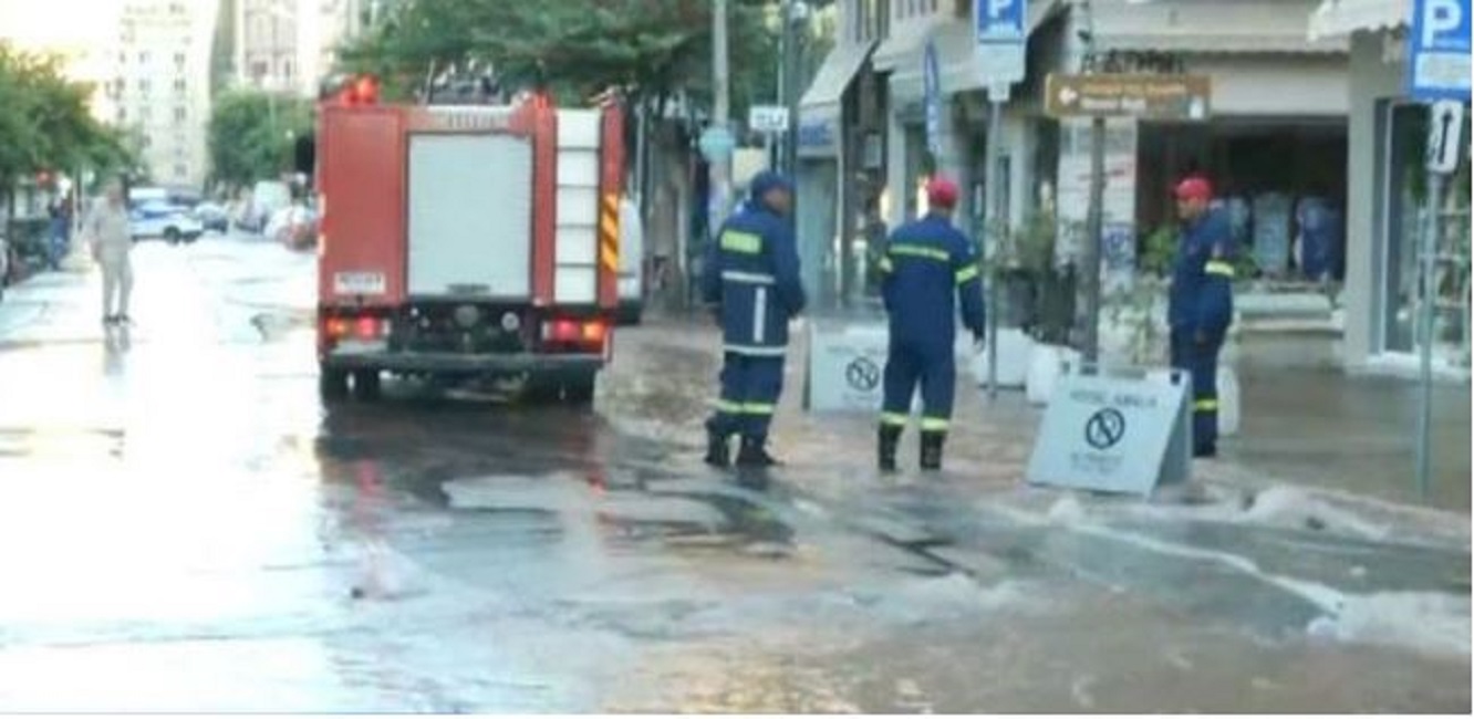 Θεσσαλονίκη: Πανικός από αγωγό ύδρευσης που έσπασε – Πλημμύρισε η Ερμού