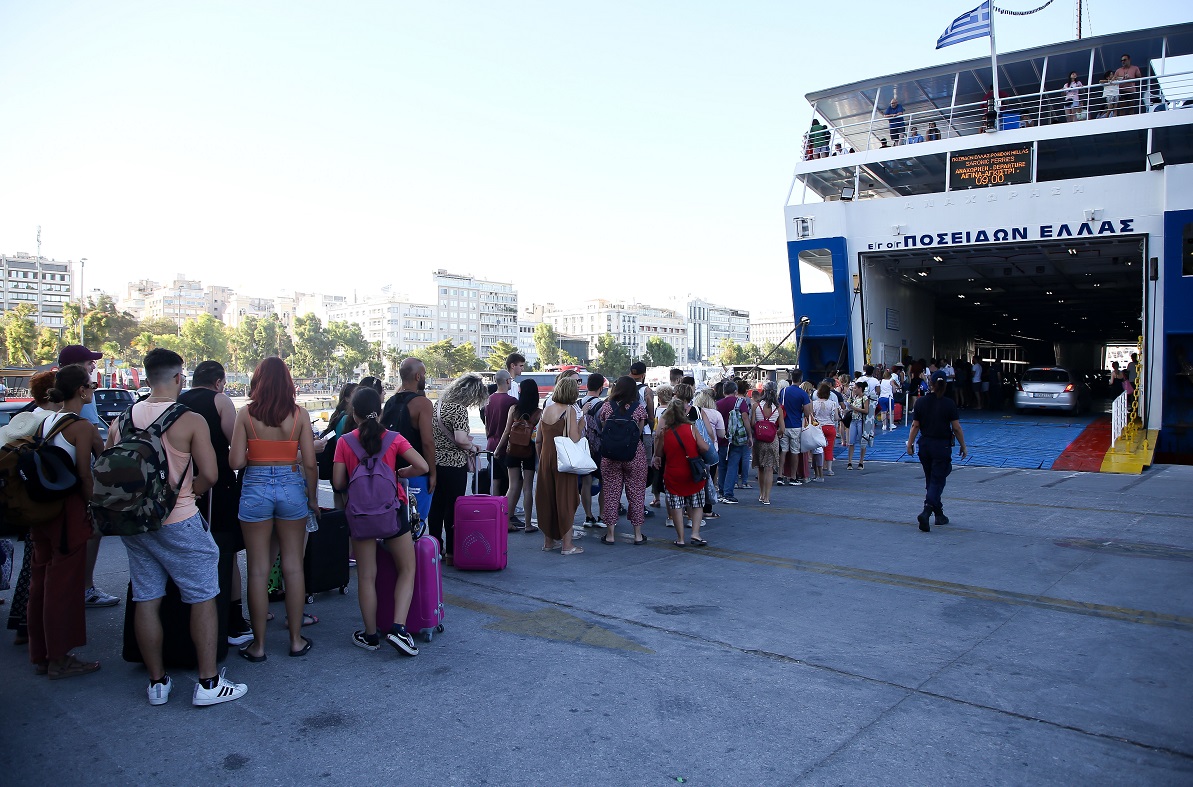 Αδειάζει η Αθήνα: Αυξημένη κίνηση σε Εθνική οδό και ΚΤΕΛ – 26.417 επιβάτες ταξιδεύουν σήμερα προς τα νησιά