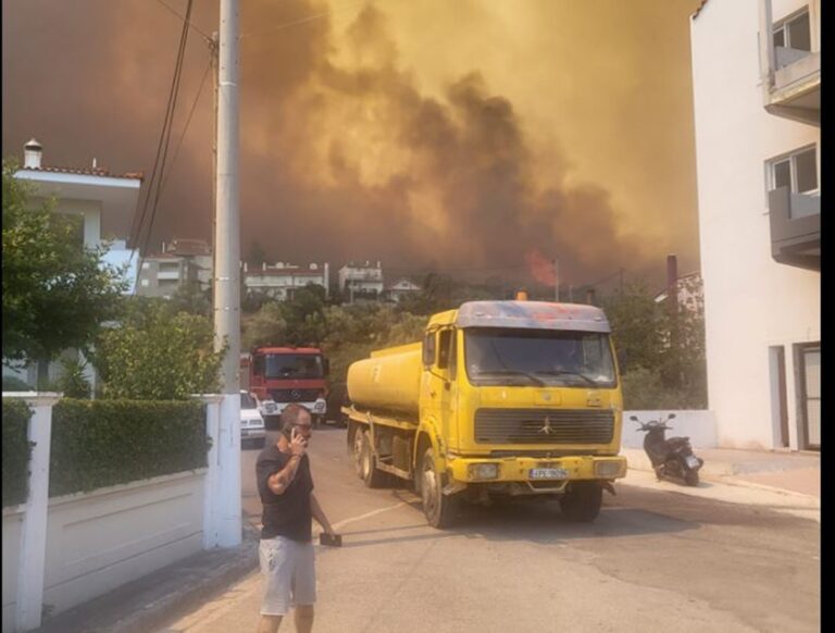 Trib: Un incendiu într-o zonă de pădure amenință Mănăstirea Cloiston - mesaj 112 către locuitori - Casele ard