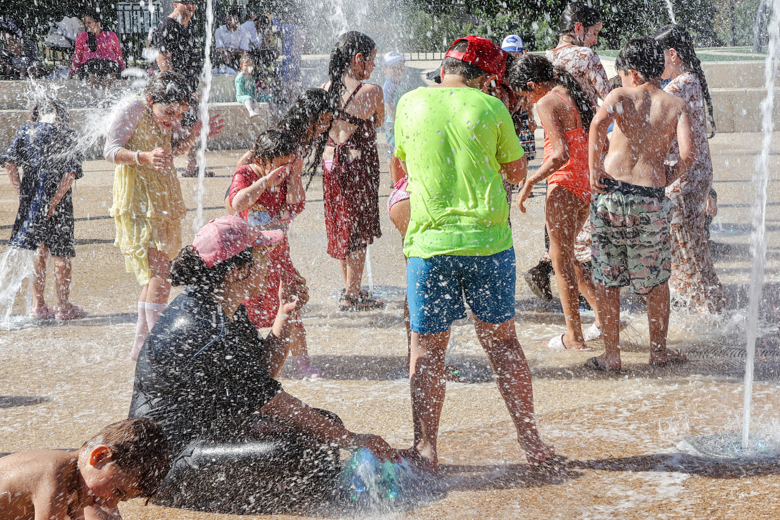 Η ζέστη δεν επηρεάζει μόνο το σώμα αλλά και το μυαλό, προειδοποιούν οι επιστήμονες