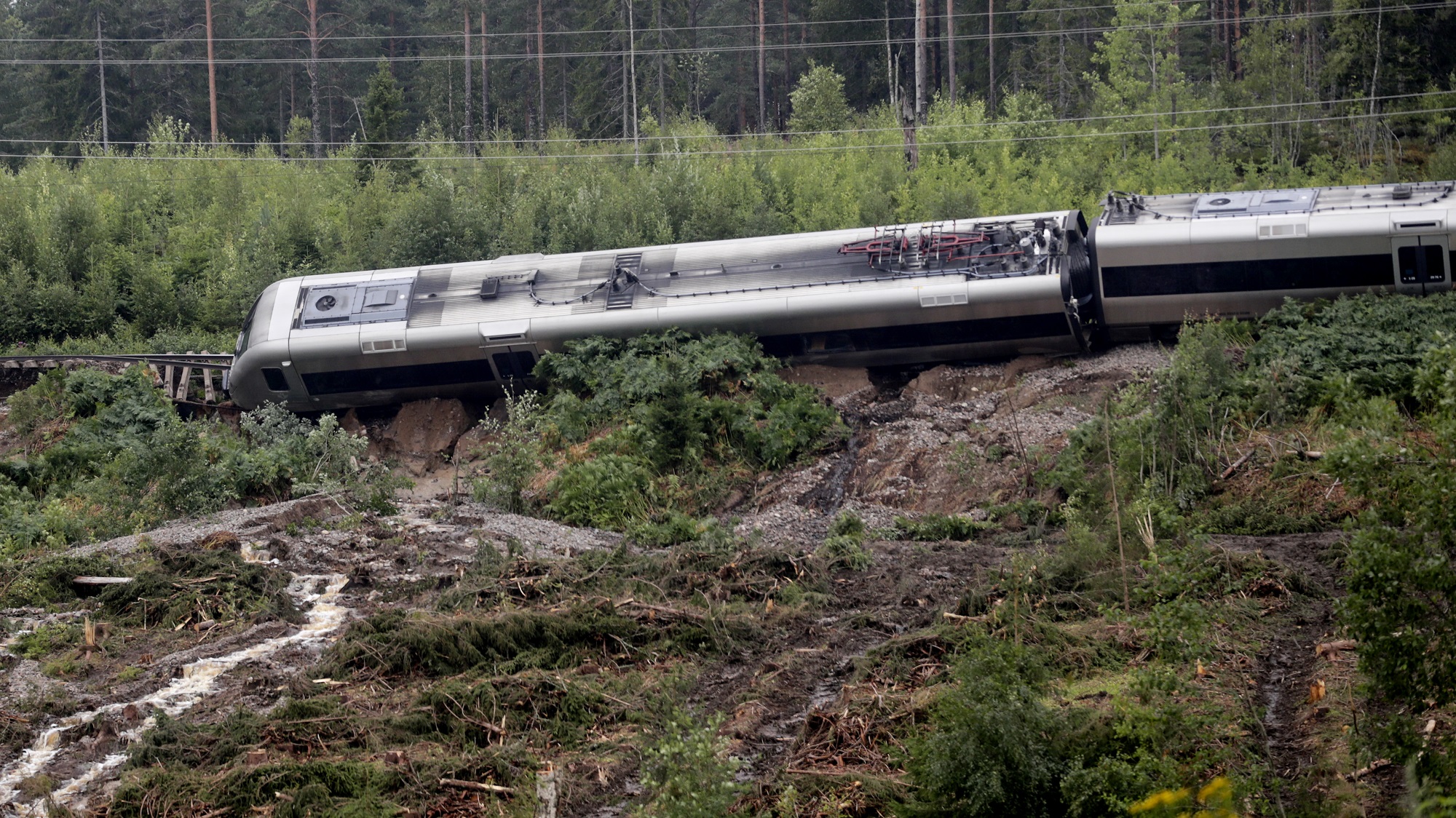 Σφοδρές καταιγίδες στη νότια Σκανδιναβία – Τρεις τραυματίες από εκτροχιασμό τρένου