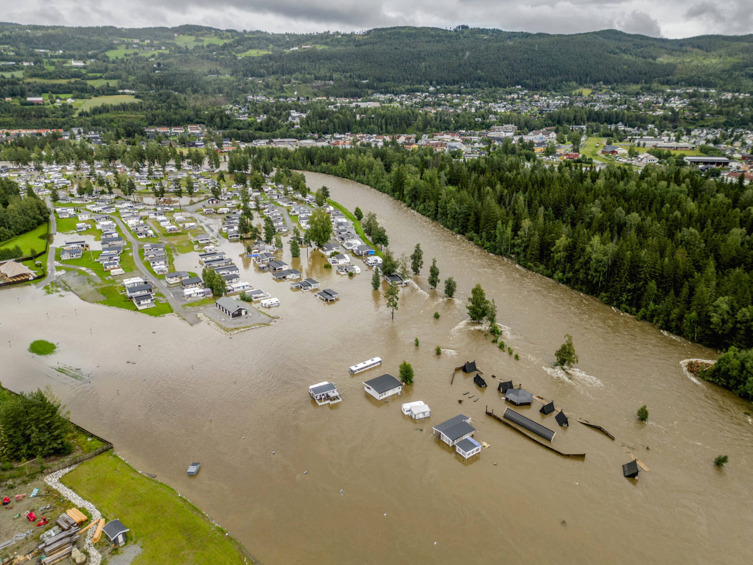 NORWAY-WEATHER-FLOOD Στο έλεος της κακοκαιρίας η Νορβηγία: Έσπασε φράγμα, πλημμύρισαν δρόμοι, εκκενώθηκαν κοινότητες (video)