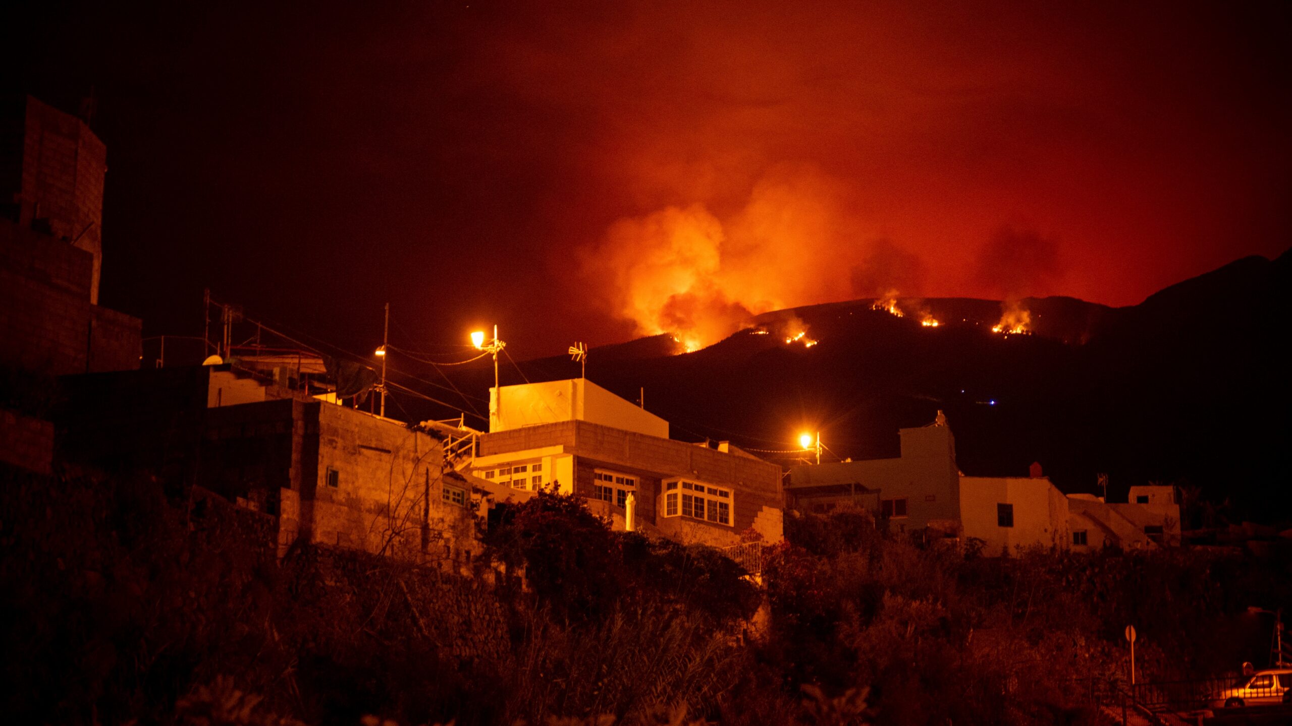 Μαίνεται η πυρκαγιά στην Τενερίφη: Χιλιάδες άνθρωποι εκκενώνουν εστίες και ξενοδοχεία