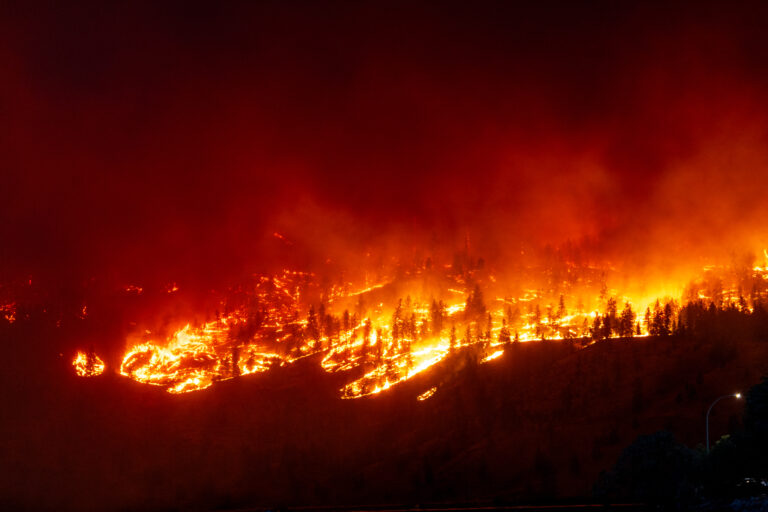 Οι πυρκαγιές στα Βορειοδυτικά Εδάφη του Καναδά ενισχύονται – Κι άλλη πόλη απειλείται