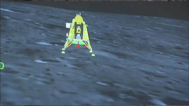 Ινδία: Ο Chandrayaan-3 προσεδαφίστηκε στο Νότιο Πόλο της Σελήνης