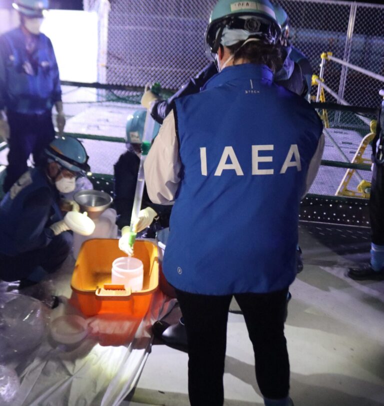 IAEA: Χαμηλότερη από το προβλεπόμενο όριο η συγκέντρωση τριτίου στα ύδατα της Φουκουσίμα, που άρχισε να απορρίπτει η Ιαπωνία