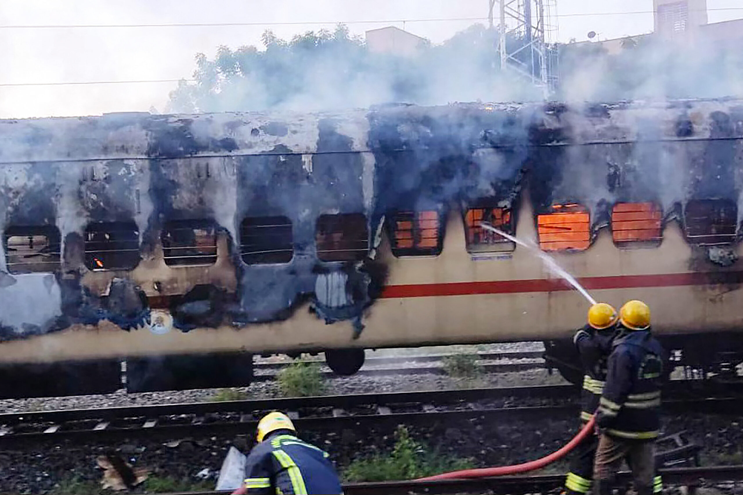 INDIA-RAIL-ACCIDENT-FIRE