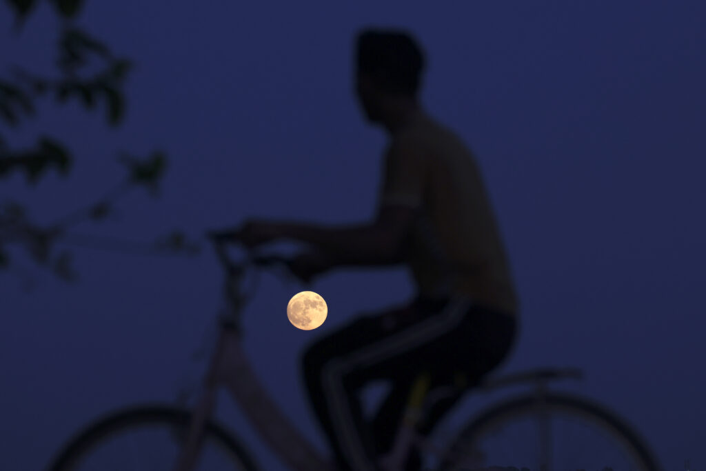 The 'blue moon' lit up the sky around the world – Mesmerizing images
