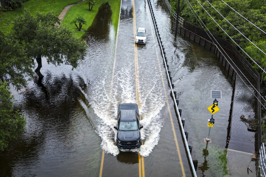 Ιντάλια: Τα κύματα θύελλας στις παράκτιες περιοχές της Φλόριντα μπορεί να φτάσουν και τα 5 μέτρα