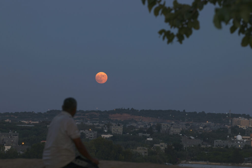 The 'blue moon' lit up the sky around the world – Mesmerizing images
