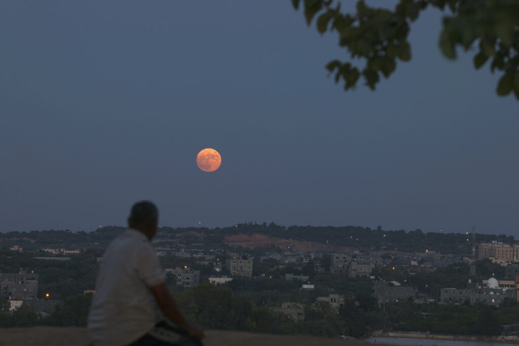 Το «μπλε φεγγάρι» φώτισε τον ουρανό σε ολόκληρο τον κόσμο – Μαγευτικές εικόνες