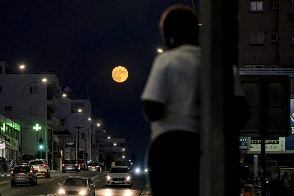 Το «μπλε φεγγάρι» φώτισε τον ουρανό σε ολόκληρο τον κόσμο – Μαγευτικές εικόνες