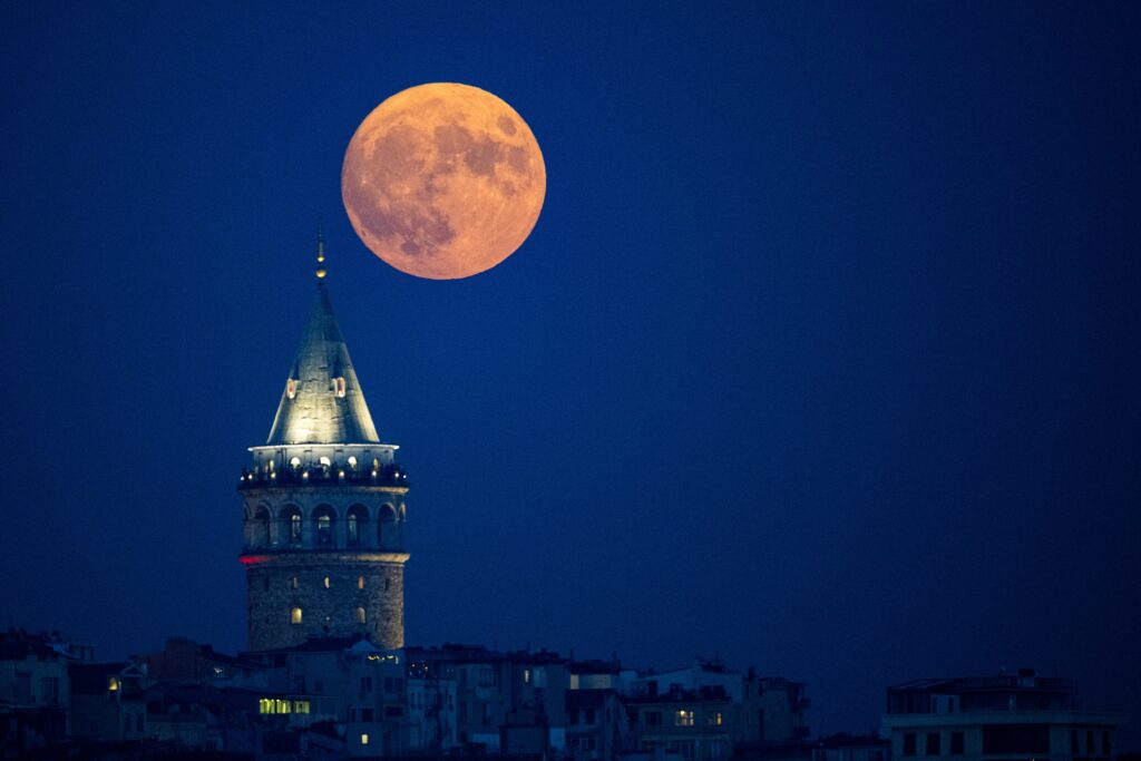 Το «μπλε φεγγάρι» φώτισε τον ουρανό σε ολόκληρο τον κόσμο – Μαγευτικές εικόνες