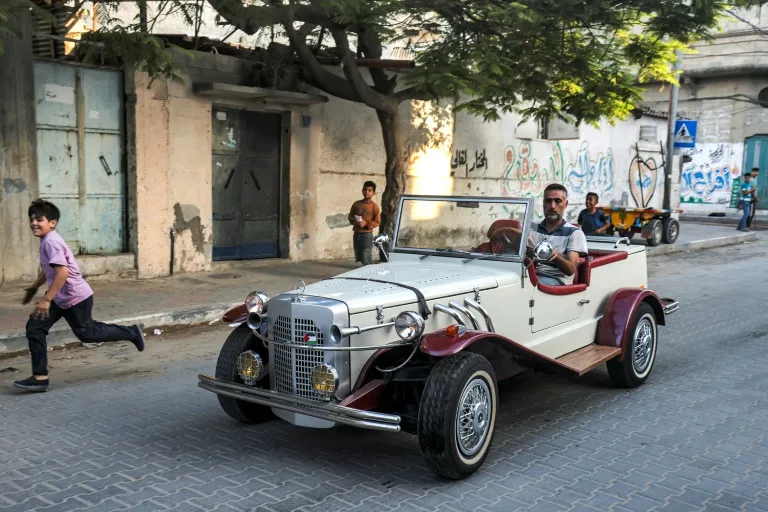 Τα κλασικά αυτοκίνητα επιστρέφουν στους δρόμους στην πόλη της Γάζας
