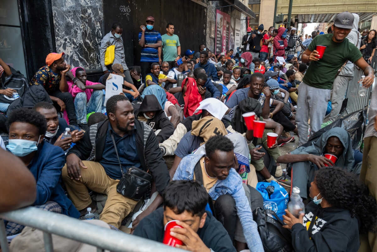 Εικόνες χάους στη Νέα Υόρκη – Μετανάστες κοιμούνται στα πεζοδρόμια λόγω έλλειψης χώρων φιλοξενίας