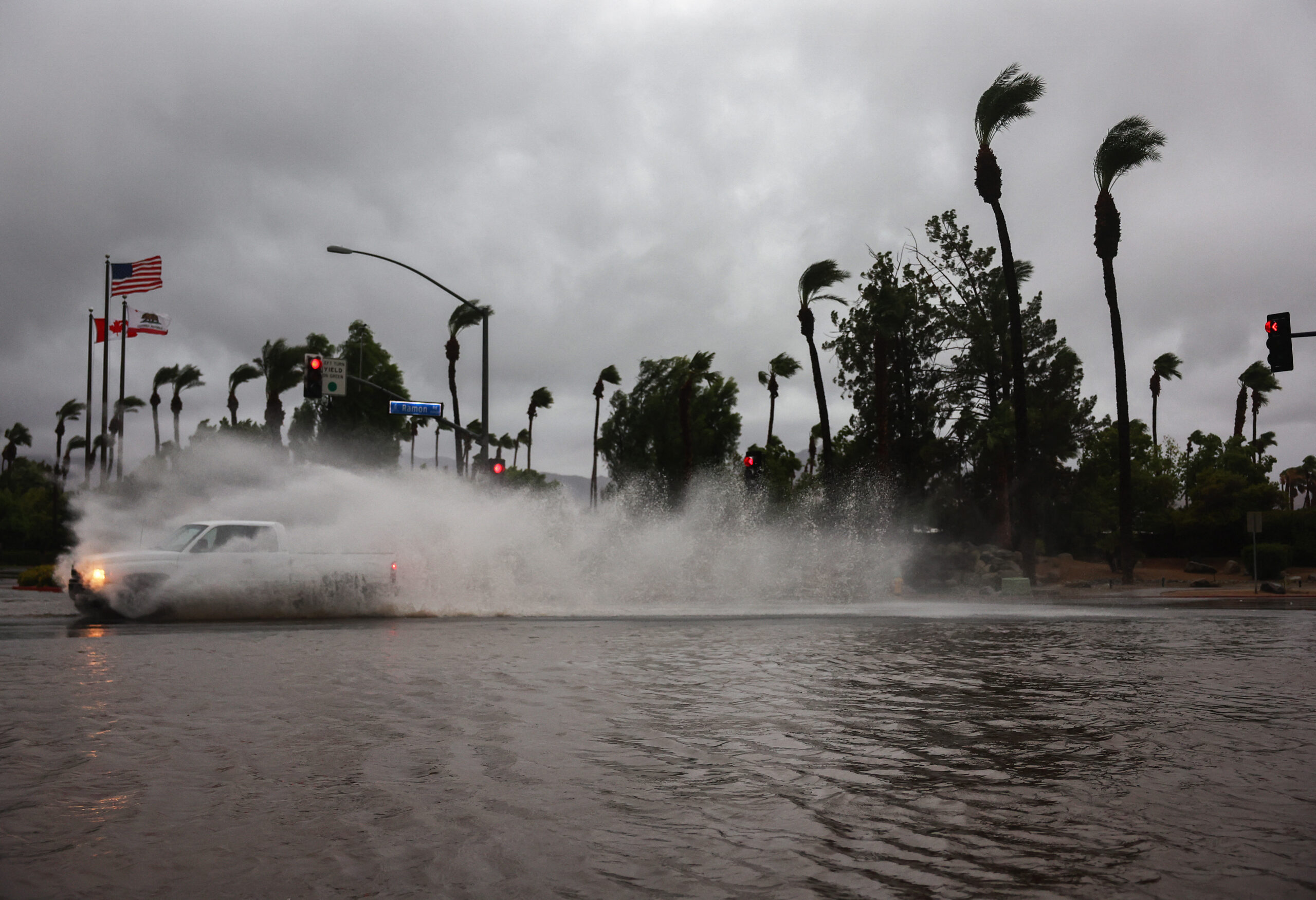 Ξαφνικές πλημμύρες και σεισμός μεγέθους 5,1 Ρίχτερ έπληξαν την Καλιφόρνια – Η τροπική καταιγίδα Χίλαρι απειλεί τις νοτιοδυτικές ΗΠΑ