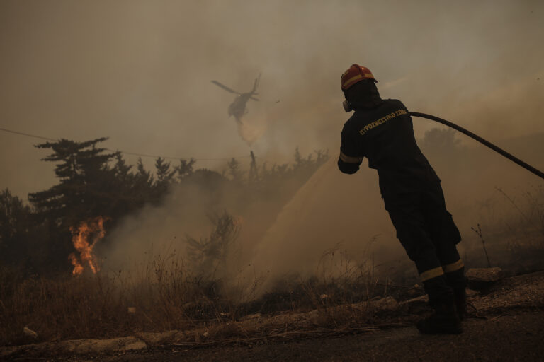 Σε πύρινο κλοιό η χώρα- Συνεχείς αναζωπυρώσεις σε Έβρο και Ροδόπη