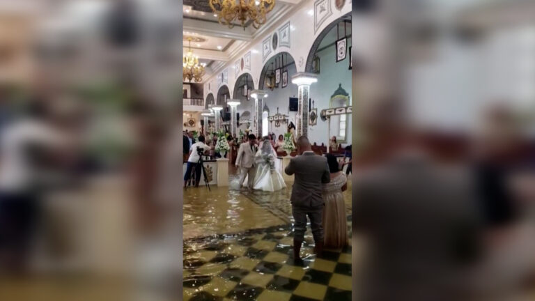 Βίντεο: Γάμος σε πλημμυρισμένη εκκλησία στις Φιλιππίνες μετά τον τυφώνα Ντοξούρι