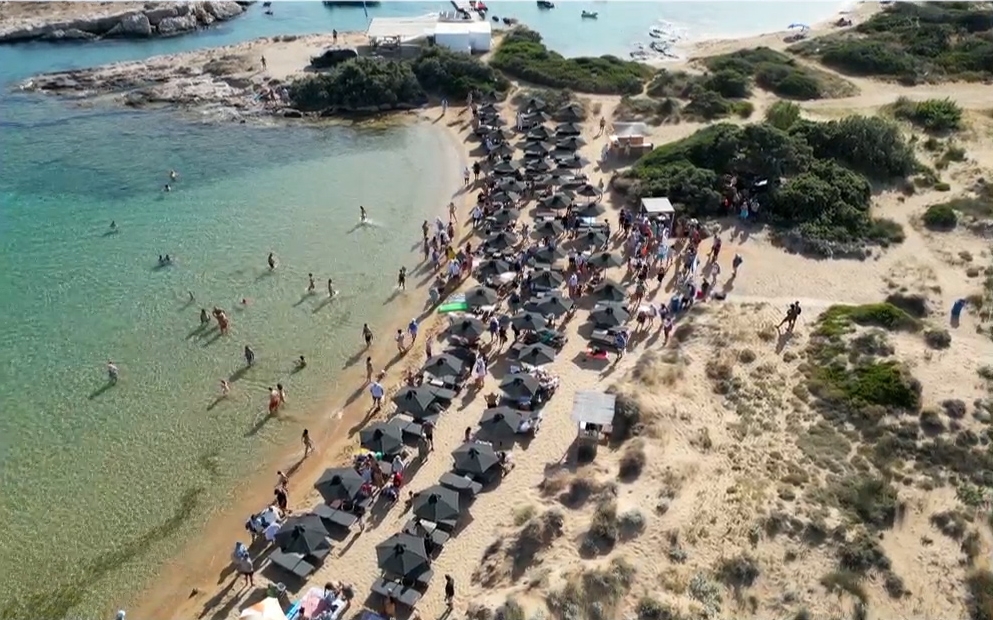 Πάρος: «Υπάρχουν παραλίες που είναι κατειλημμένες στο 100% χωρίς άδεια» – Πώς απαντά ο δήμαρχος στις καταγγελίες των πολιτών