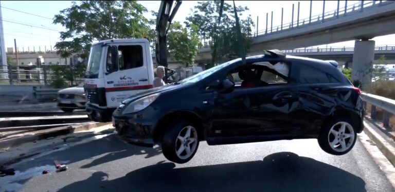 Ανατροπή αυτοκινήτου στη Λ. Ποσειδώνος στο ύψος του ΣΕΦ