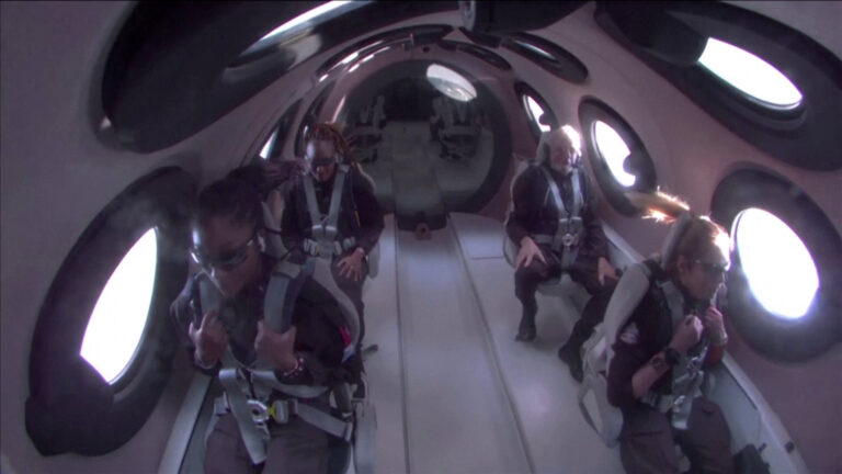 Βίντεο: Η Virgin Galactic εκτοξεύει τουρίστες στην άκρη του διαστήματος