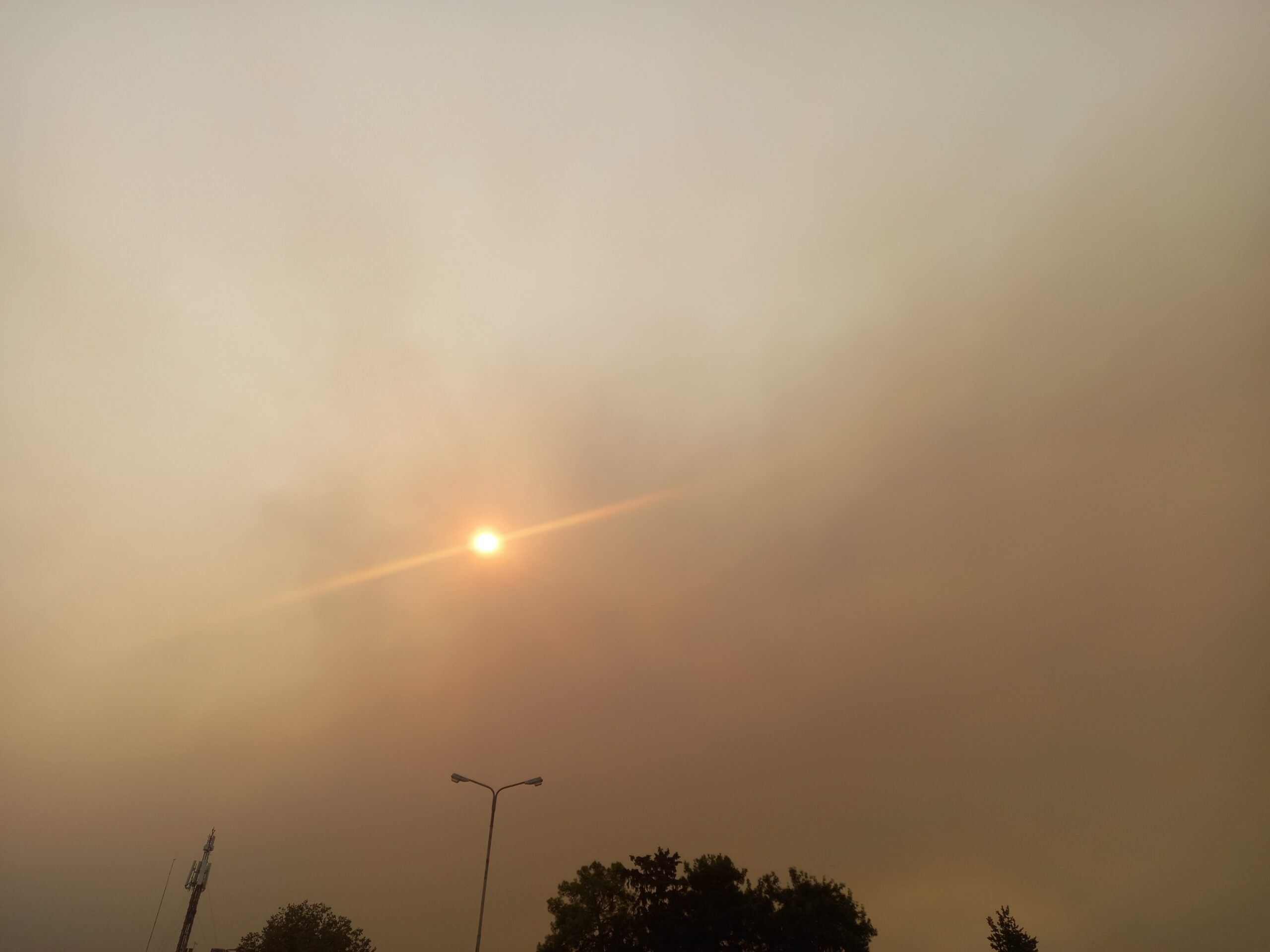 Από την παράλια της Αγιάς μέχρι την πόλη της Λάρισας οι καπνοί από τον Έβρο