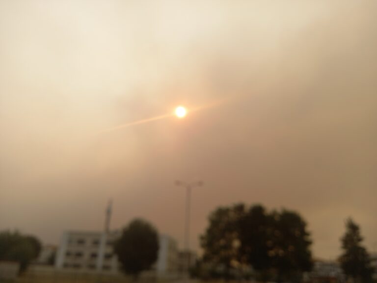 Από την παράλια της Αγιάς μέχρι την πόλη της Λάρισας οι καπνοί από τον Έβρο