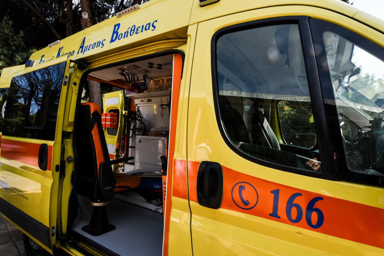 Τροχαίο δυστύχημα με ένα ΙΧ και μηχανή τα ξημερώματα στην Αθηνών-Κορίνθου – Συνελήφθη ο οδηγός του αυτοκινήτου