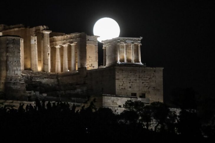 Γιατί το αποψινό φεγγάρι λέγεται μπλε υπερπανσέληνος;