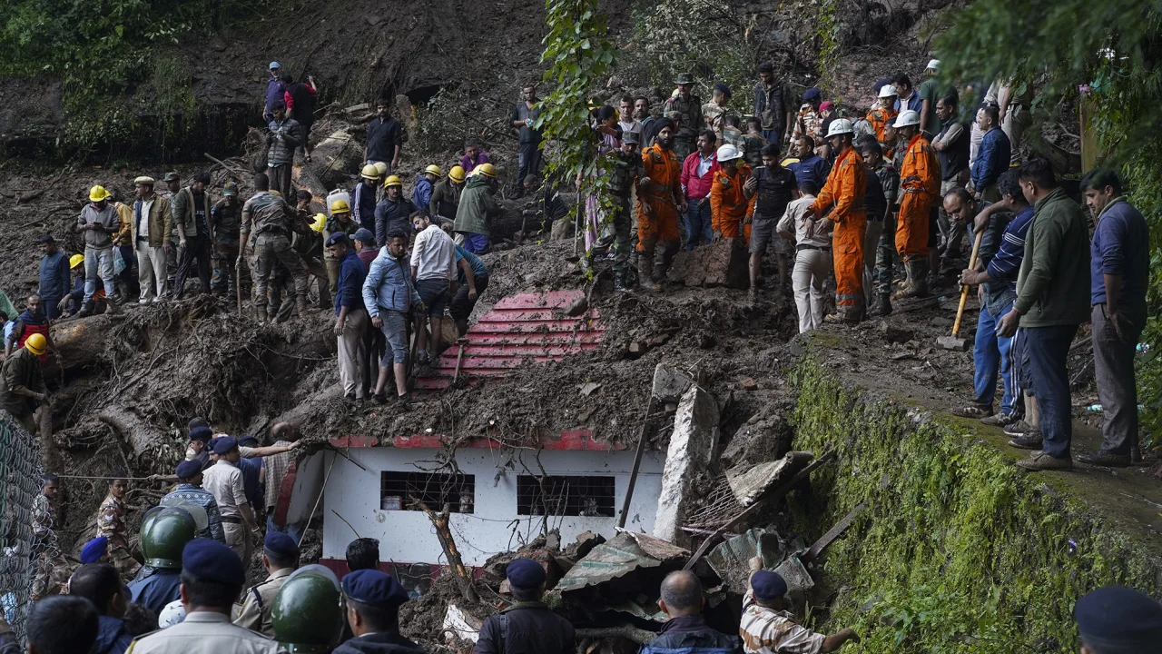 Ινδία: 25 εγκλωβισμένοι στα ερείπια ναού που κατέρρευσε – Ανασύρθηκαν 9 νεκροί και 5 επιζώντες