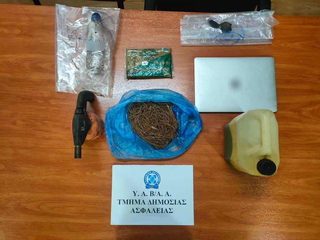 ΕΛΑΣ: Προσανάμματα, φλόγιστρο και πευκοβελόνες βρέθηκαν στο σπίτι του 45χρονου που συνελήφθη για εμπρησμό στον Αυλώνα