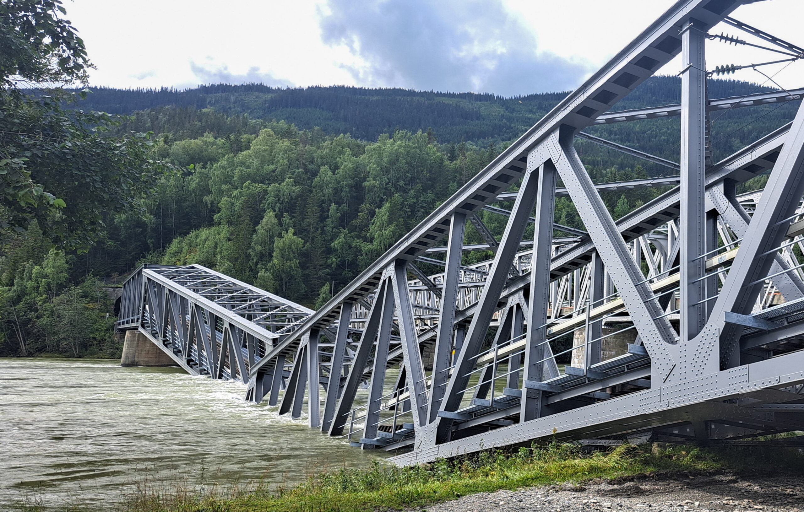 Kατάρρευση σιδηροδρομικής γέφυρας στη Νορβηγία λόγω πλημμυρών – Δεν υπάρχουν θύματα