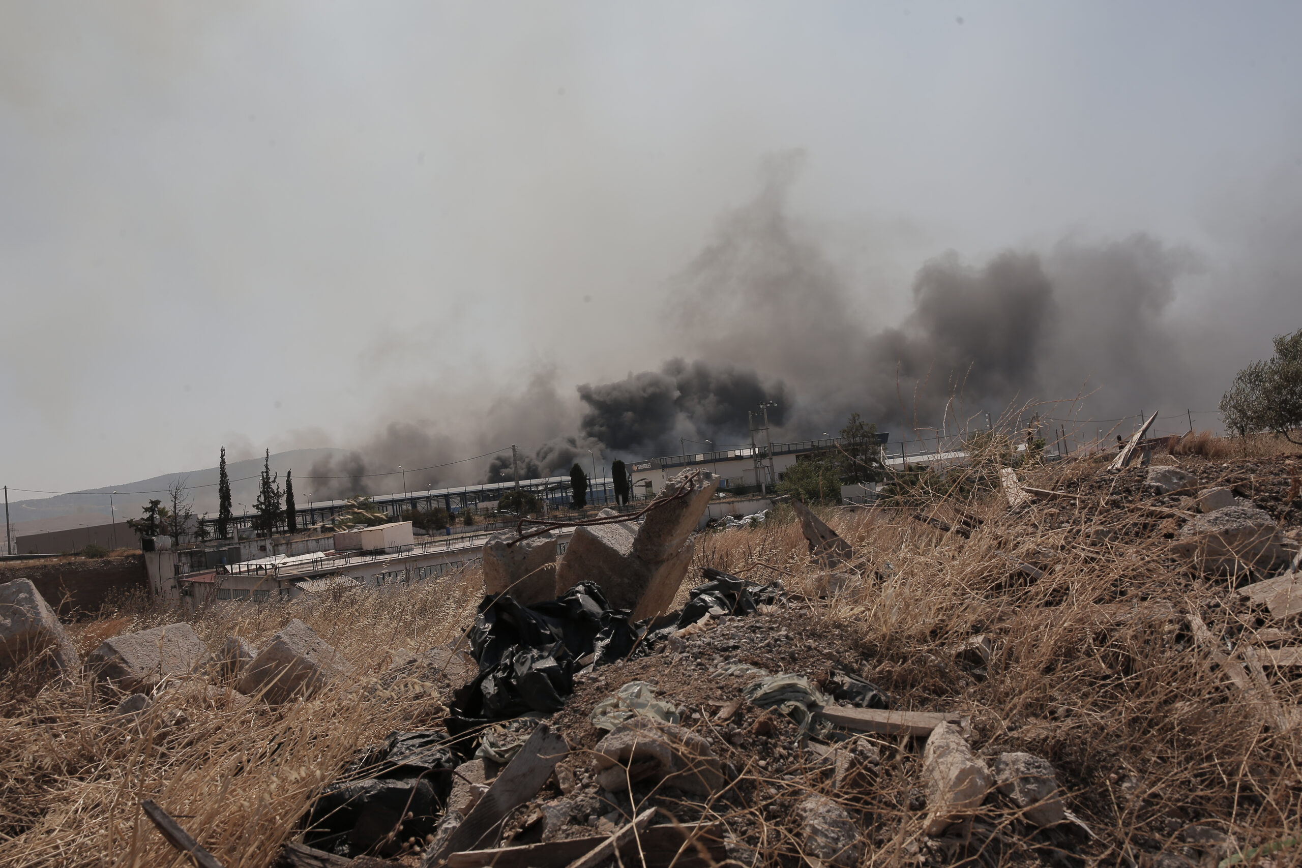 Διάσπαρτα πύρινα μέτωπα στον Ασπρόπυργο – Κάηκαν εργοστάσια και αποθήκες