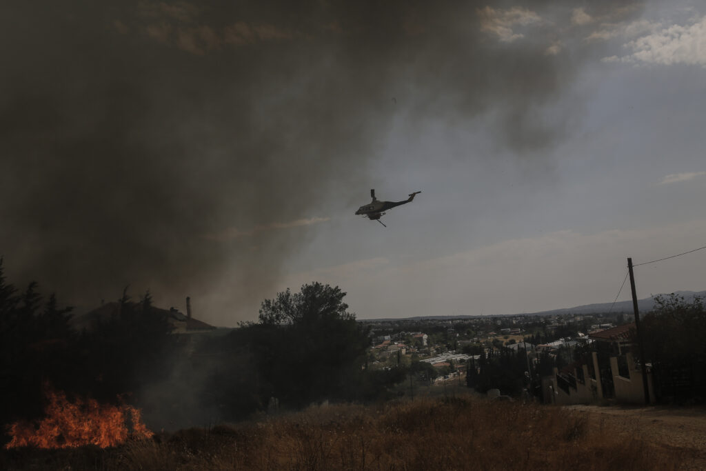 Το ανθρώπινο πείσμα κόντρα στις φλόγες – Στιγμιότυπα από τις προσπάθειες κατάσβεσης στα πύρινα μέτωπα της χώρας