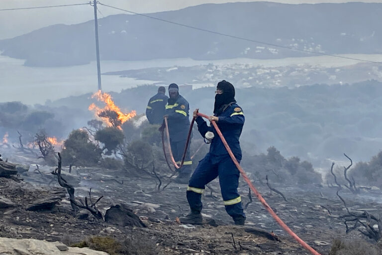 Οριοθετήθηκε η πυρκαγιά στην Άνδρο – Προβλήματα ηλεκτροδότησης και υδροδότησης