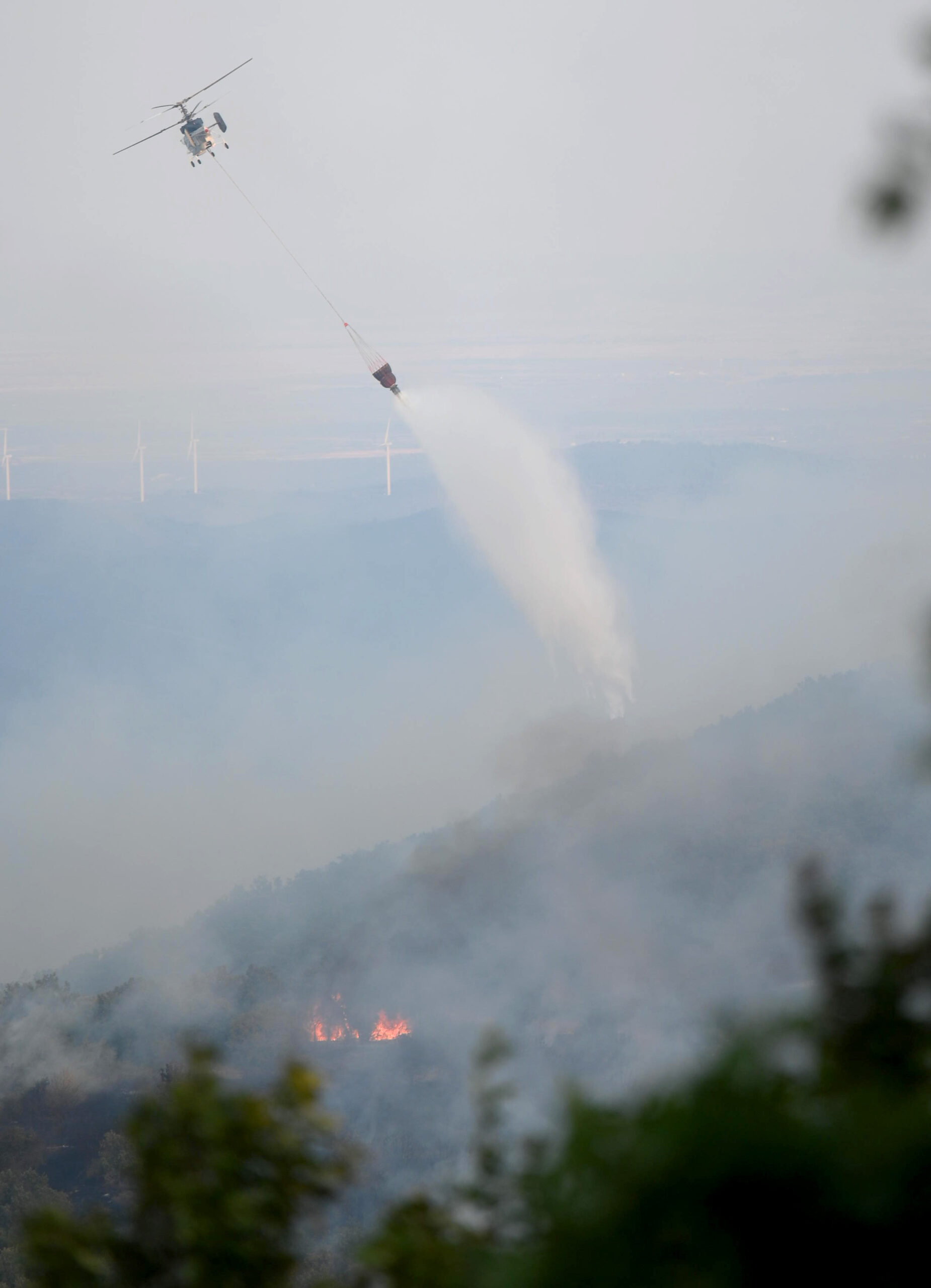 Μαίνεται η φωτιά στον Έβρο – Δεν απειλούνται οικισμοί (video)