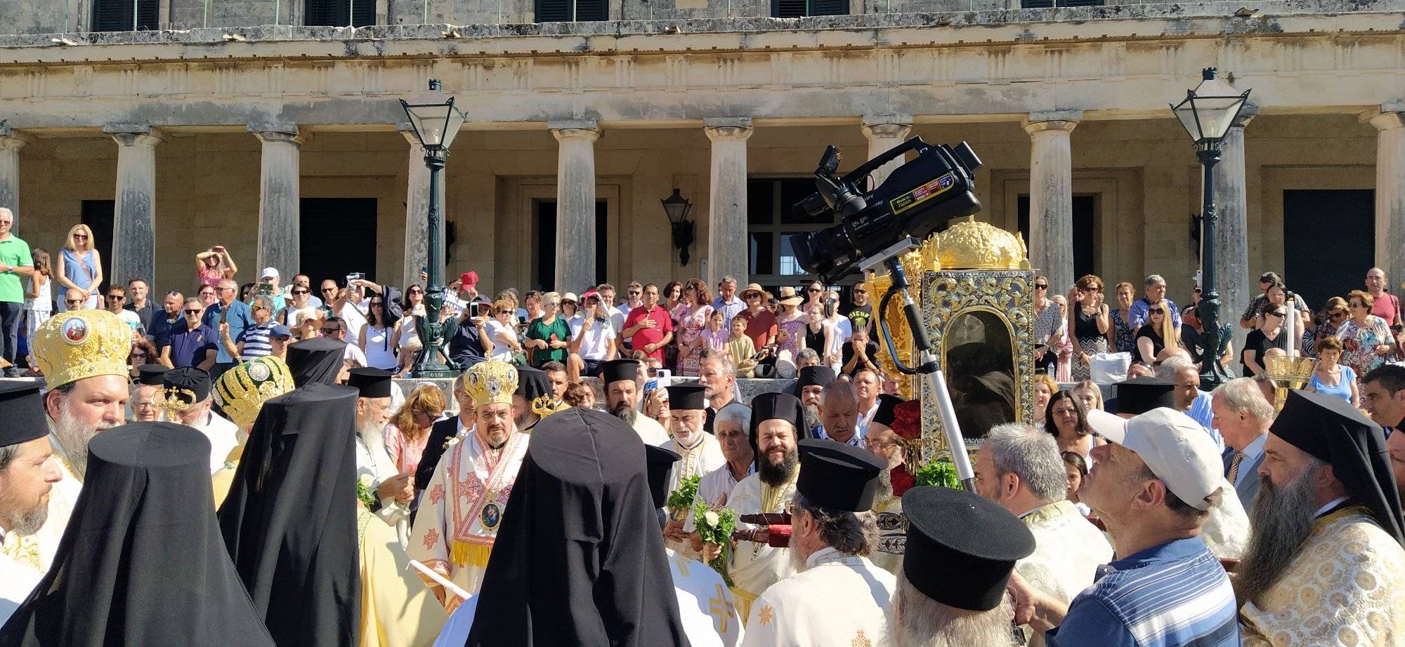 Κέρκυρα: Μεγαλοπρεπής λιτάνευση του σκηνώματος του Αγ. Σπυρίδωνα που έσωσε το 1716 την Κέρκυρα και την Δυτική Ευρώπη (βίντεο)