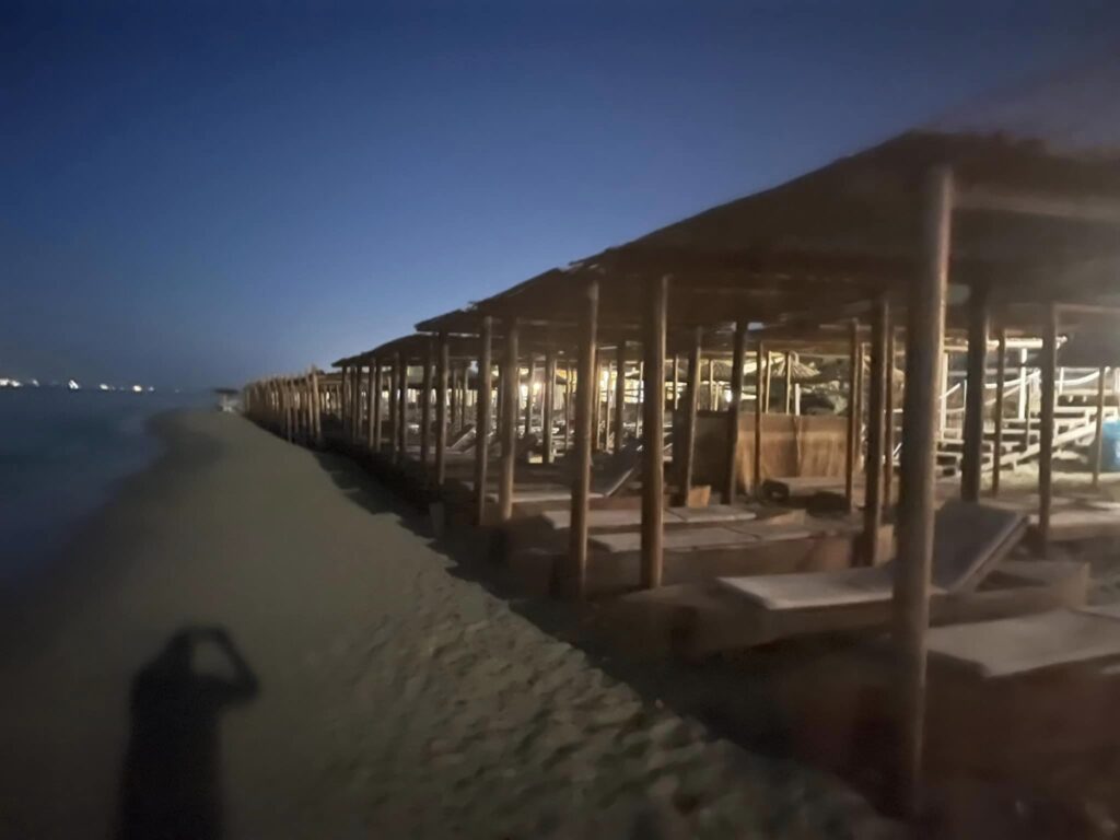 «Κίνημα της πετσέτας»: Φωτογραφίες από την Νάξο δείχνουν «ξύλινα παλάτια στην άμμο» – Για εμπαιγμό μιλούν οι κάτοικοι