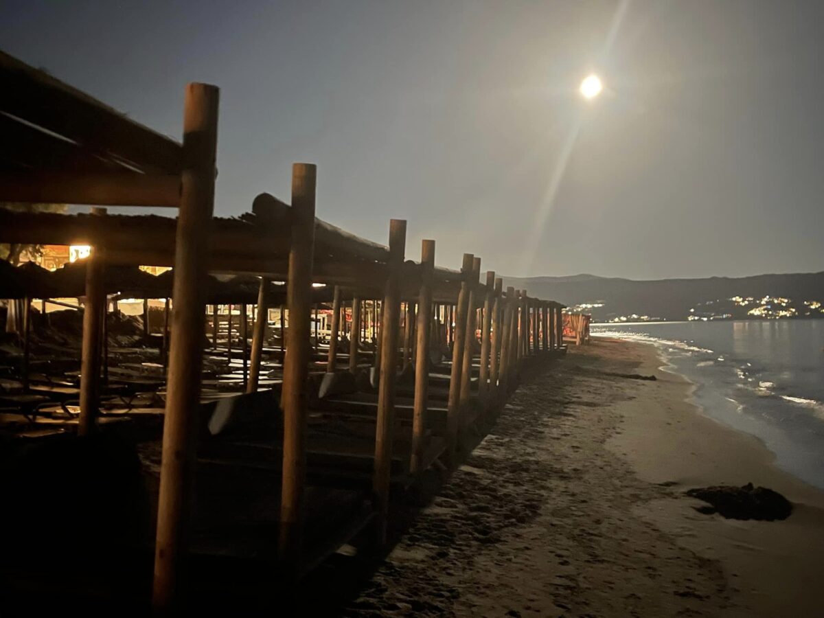«Κίνημα της πετσέτας»: Φωτογραφίες από την Νάξο δείχνουν «ξύλινα παλάτια στην άμμο» – Για εμπαιγμό μιλούν οι κάτοικοι