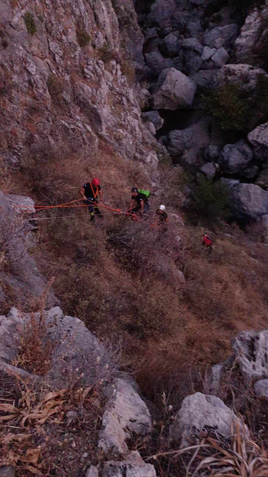 Καρέ-καρέ η επιχείρηση διάσωσης τραυματισμένου περιπατητή στο φαράγγι της Μονής Πρεβέλης (video)