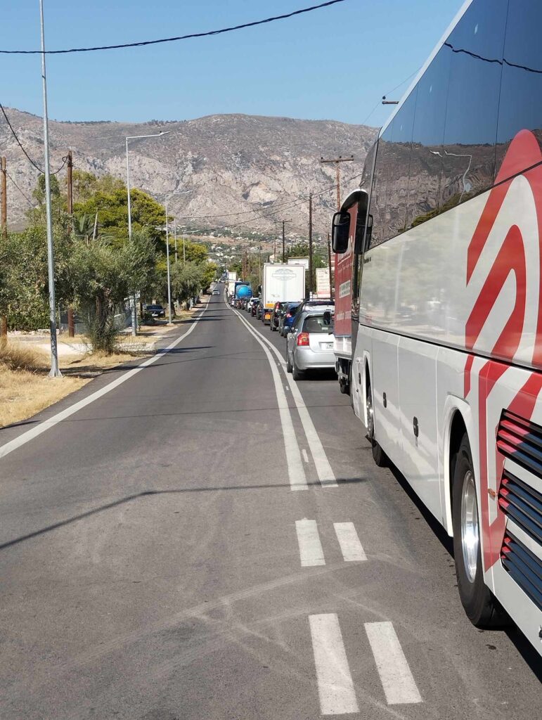 Πυρκαγιά σε βυτιοφόρο: Σε εξέλιξη διαδικασία μετάγγισης του υγραερίου – Άνοιξε το ρεύμα προς Κόρινθο στην παλιά Εθνική