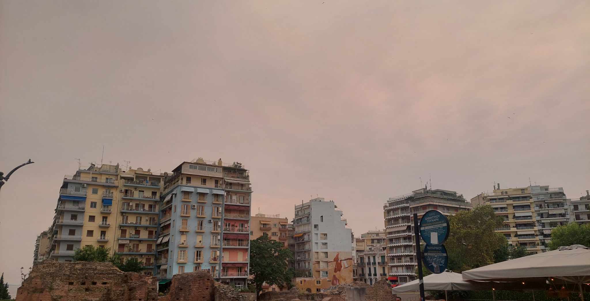 Καπνοί από τη φωτιά στον Έβρο σκέπασαν τον ουρανό της Θεσσαλονίκης