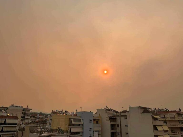 Θολός ο ορίζοντας σε Αχαΐα και Αιτωλοακαρνανία από τη φωτιά στη Βοιωτία – Δυσφορία στην αναπνοή