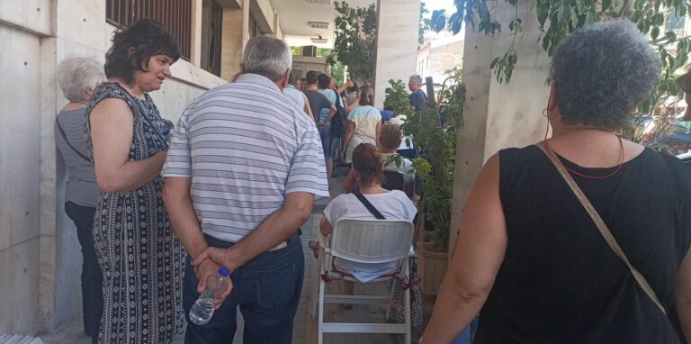Πάτρα: Ουρές πολιτών για την έκδοση νέων ταυτοτήτων προκειμένου να αποφύγουν τις ηλεκτρονικές – «Ψαγμένοι και όχι ψεκασμένοι» υποστηρίζουν