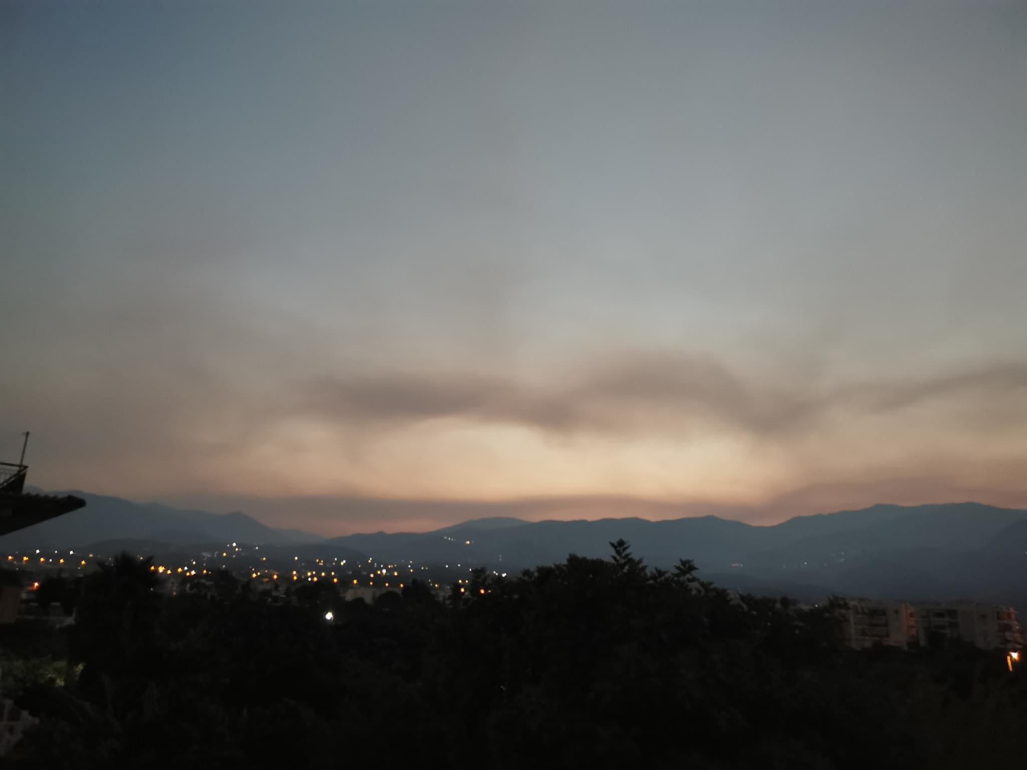 Καπνοί και οσμή καμένου ανησύχησαν την  Καλαμάτα (βίντεο)