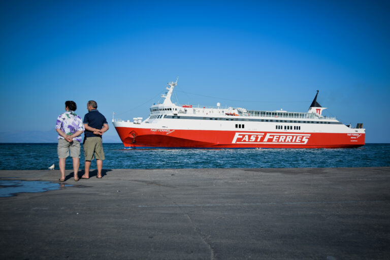 Μηχανική βλάβη στο Fast Ferries Andros – Το πλοίο κατέπλευσε στη Μύκονο