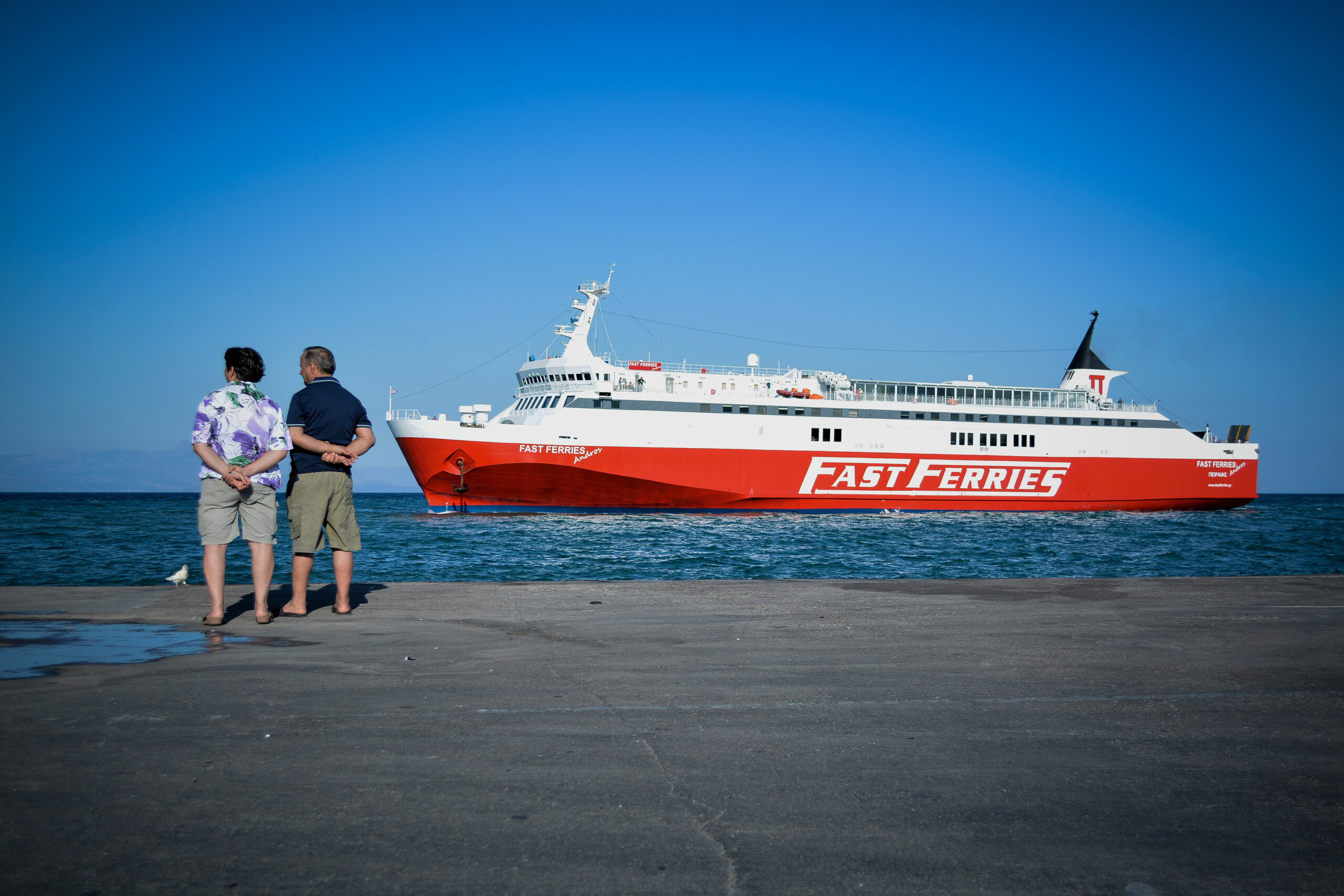 Μηχανική βλάβη στο Fast Ferries Andros – Το πλοίο κατέπλευσε στη Μύκονο