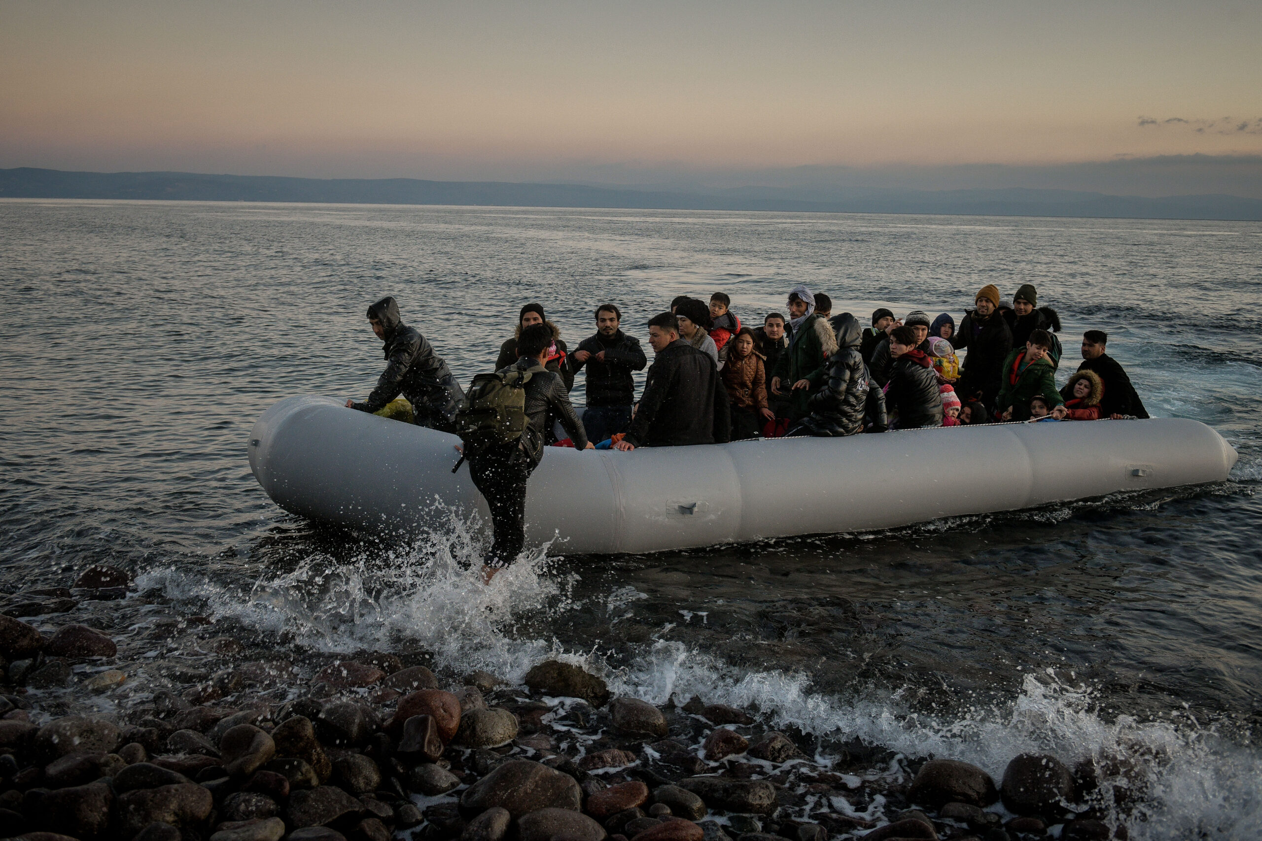 Ανησυχία προκαλούν οι αυξανόμενες μεταναστευτικές ροές: Ο Δ. Καιρίδης σε δομές στη Χίο – Δύο ναυάγια σε λίγες ώρες στην Ιταλία