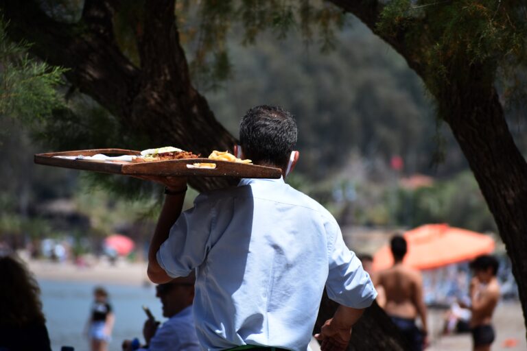 ΕΛΣΤΑΤ: Αύξηση τζίρου 14,1% για καταλύματα και εστίαση το Νοέμβριο του 2023