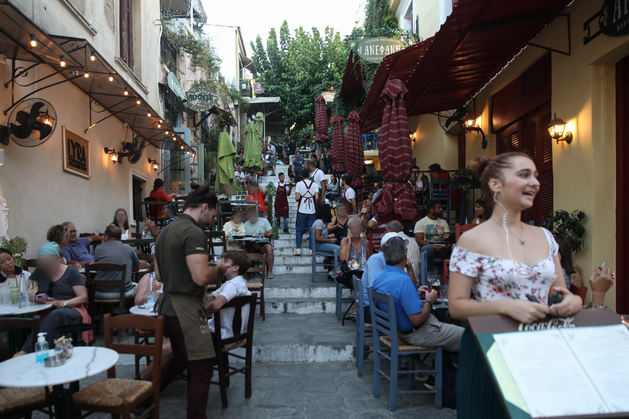 ΤΟΥΡΙΣΤΕΣ ΣΤΗ ΠΛΑΚΑ ΚΑΙ ΣΤΟ ΜΟΝΑΣΤΗΡΑΚΙ (ΓΙΑΝΝΗΣ ΠΑΝΑΓΟΠΟΥΛΟΣ/ EUROKINISSI)
